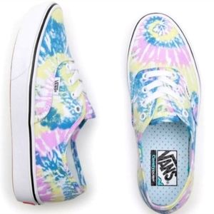 VANS COMFYCUSH AUTHENTIC TIE DYE SNEAKER. SIZE: 5 MEN/6.5W